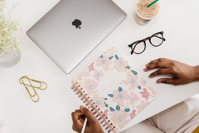 As a busy, working mom it can be challenging to maintain organization while balancing a hectic schedule. The best tip to balance your working mom roles is to get a planner. Read this to learn which planners are best for busy moms. #mommymakesmoneyonline #workingmomtips #gettingorganized