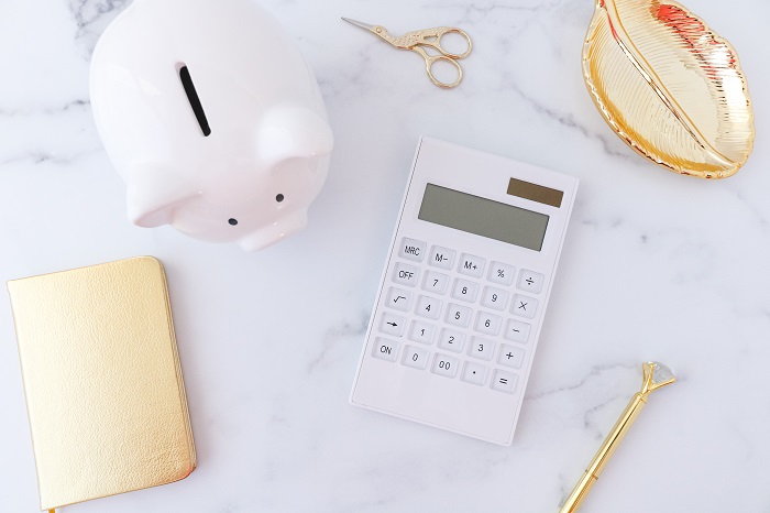 Here is how to manage your finances using the tree method. Learn this easy budget technique to take control of your finances once and for all. #budgeting #paychecktopaycheck #moneysavingtips #money #finances