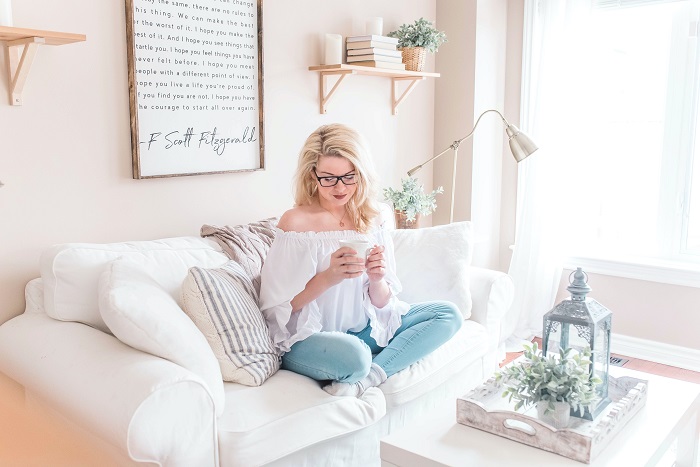 An epic list of mom bloggers to follow this year for inspiration. 10 Inspiring mommy bloggers you need to follow. Mom blog| successful bloggers| mompreneurs| start a mom blog| blogging business| blogging advice | blogging tips